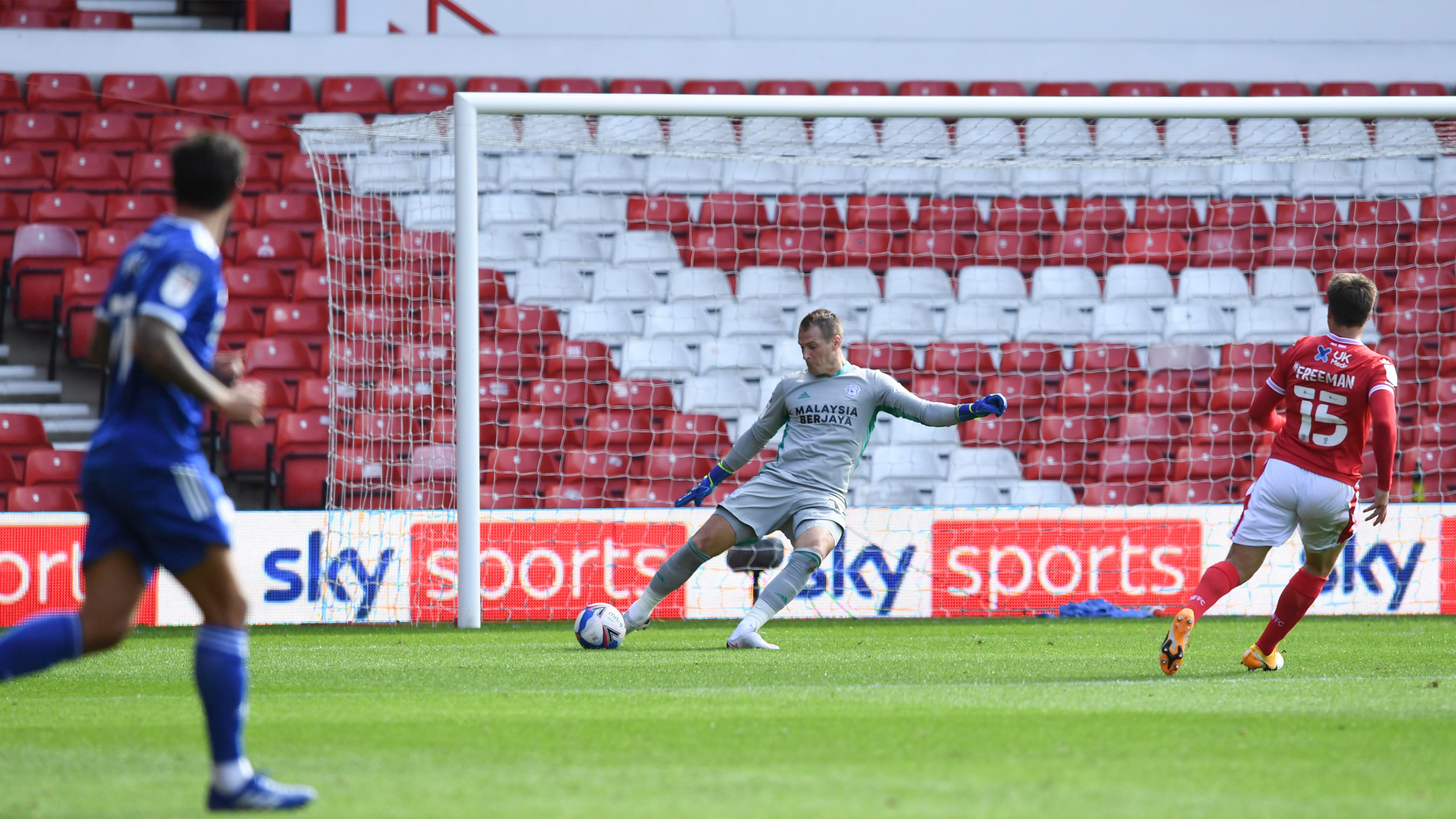 Alex Smithies playing against Nottingham Forest.