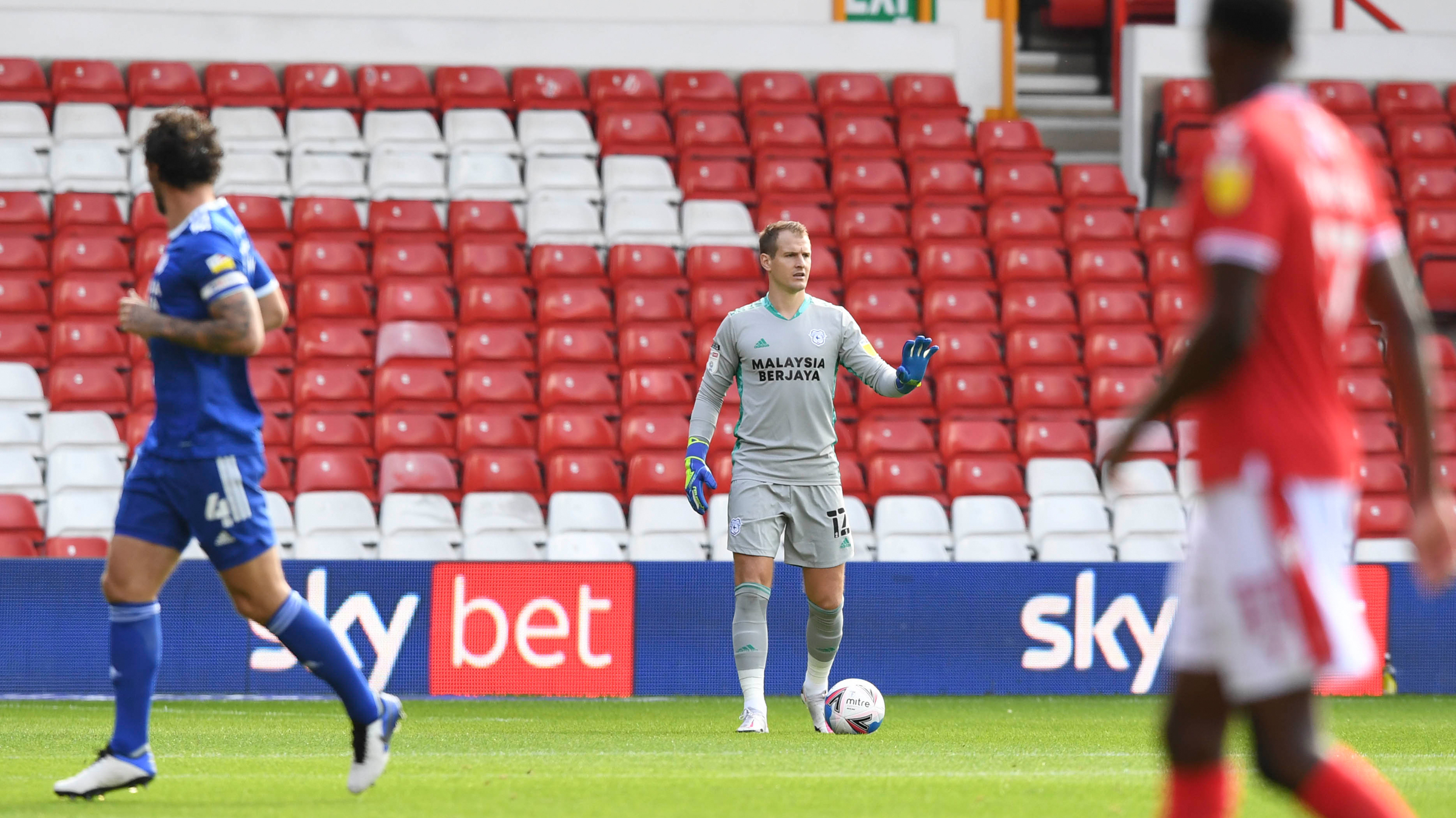 Alex Smithies playing against Nottingham Forest.